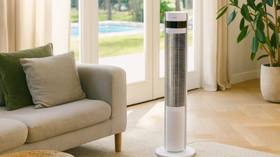 Duux Elevate : un ventilateur colonne silencieux avec ioniseur intégré Duux Elevate dans un salon.