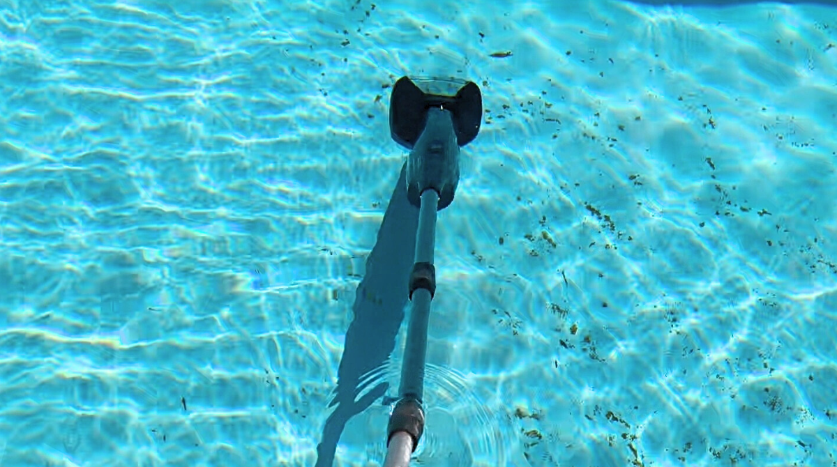 Aiper Pilot X1 dans l'eau au fond
