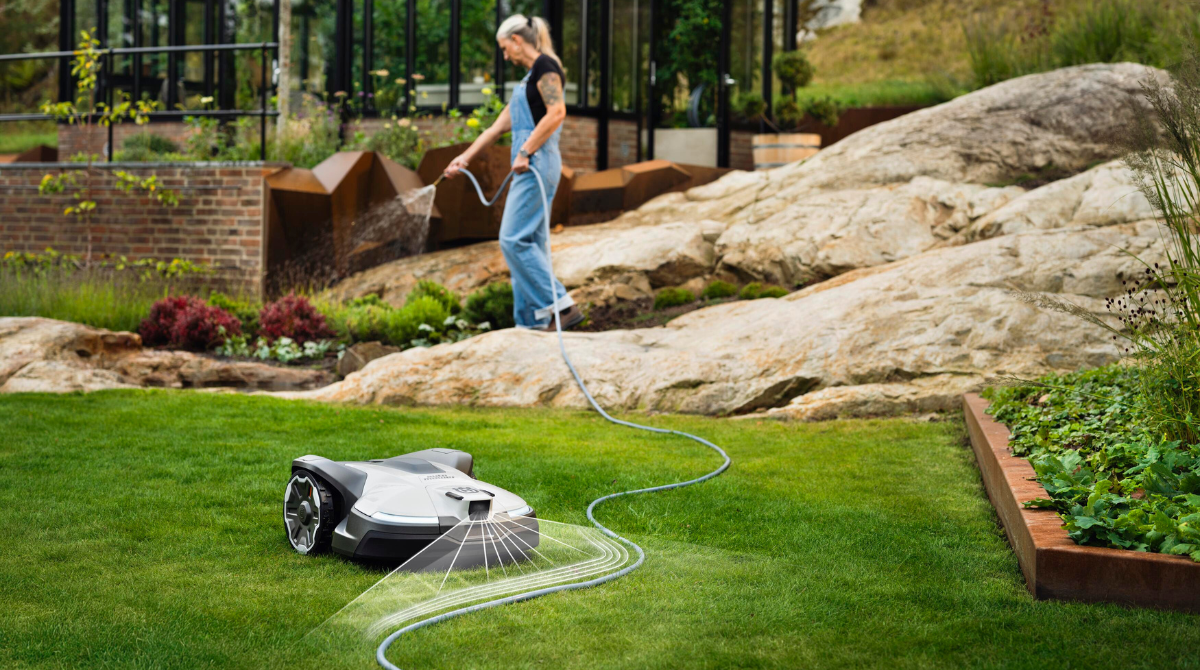 Automower NERA qui s'arrête devant le tuyau d'arrosage