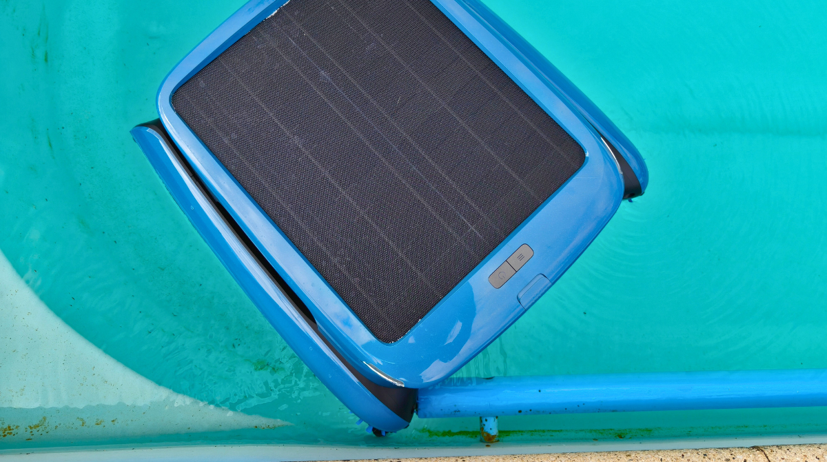 iSkim robot-piscine bloqué contre la rambarde