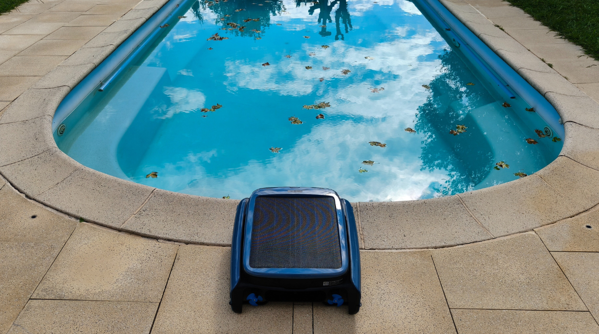 iSkim robot-piscine devant le bassin