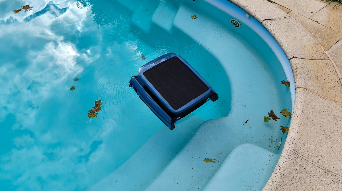 iSkim robot-piscine posé dans le bassin