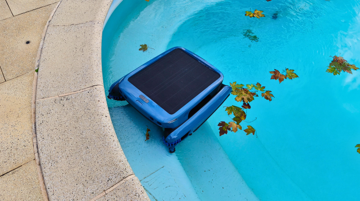 iSkim robot-piscine proche de l'escalier