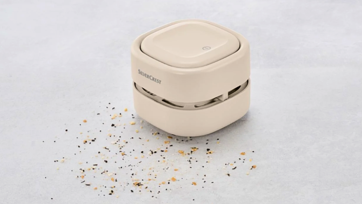 Une mini aspirateur de table Silvercrest