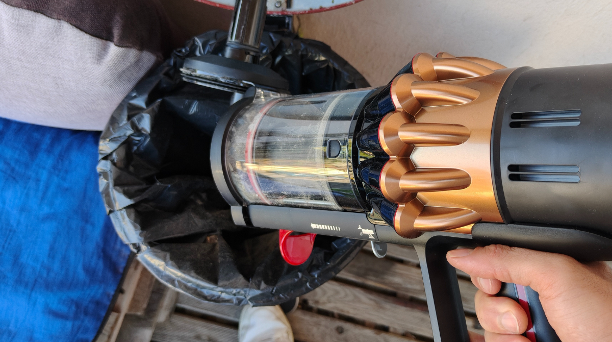 V16 Piston animal vidé dans la poubelle