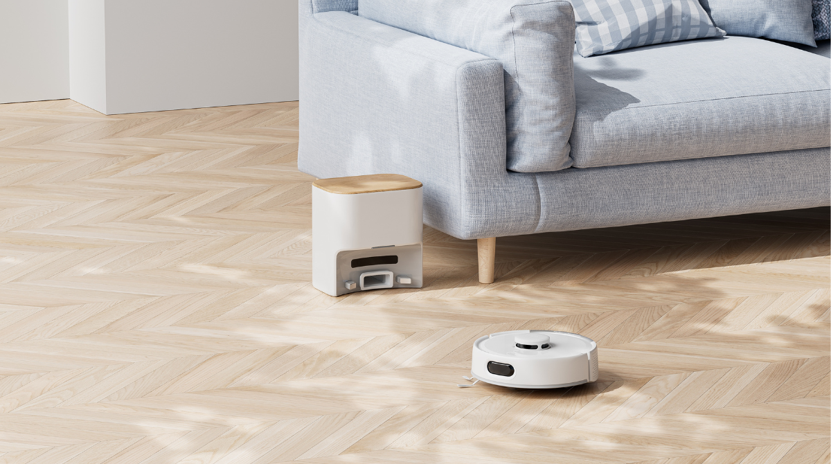 SwitchBot K11+ à côté d'un canapé