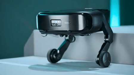 Roborock Saros Rover en train de monter une marche