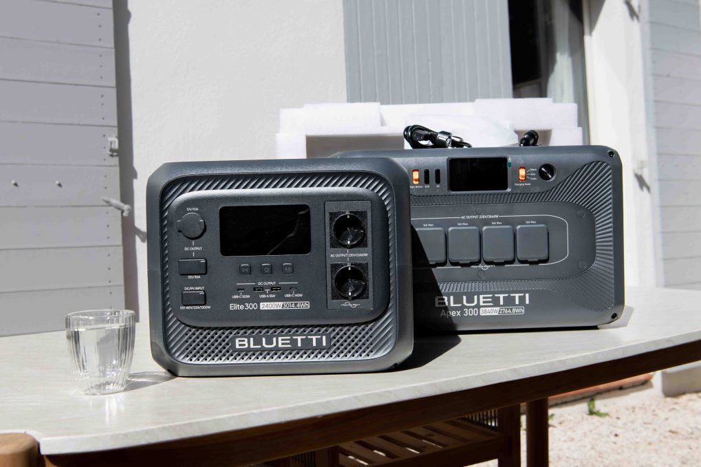La bluetti Elite 300 à gauche ; la Apex 300 à droite.