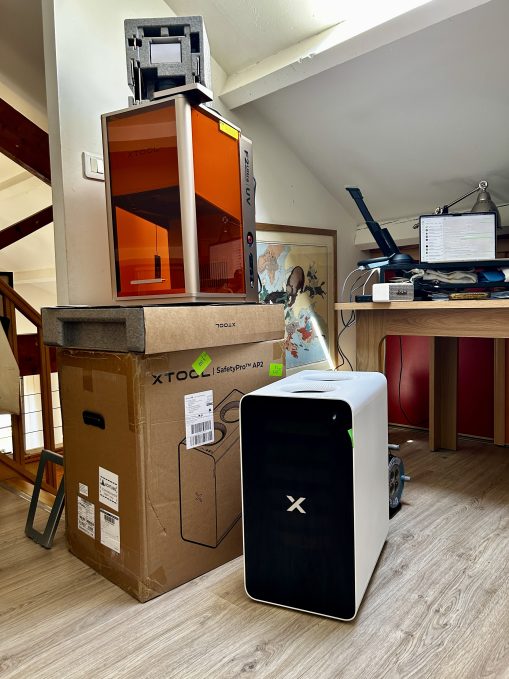 xTool F2 Ultra UV et SafetyPro AP2 dans un atelier bureau