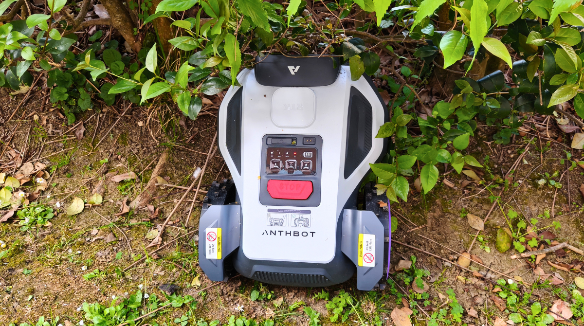 Anthbot M9 coincé dans la haie