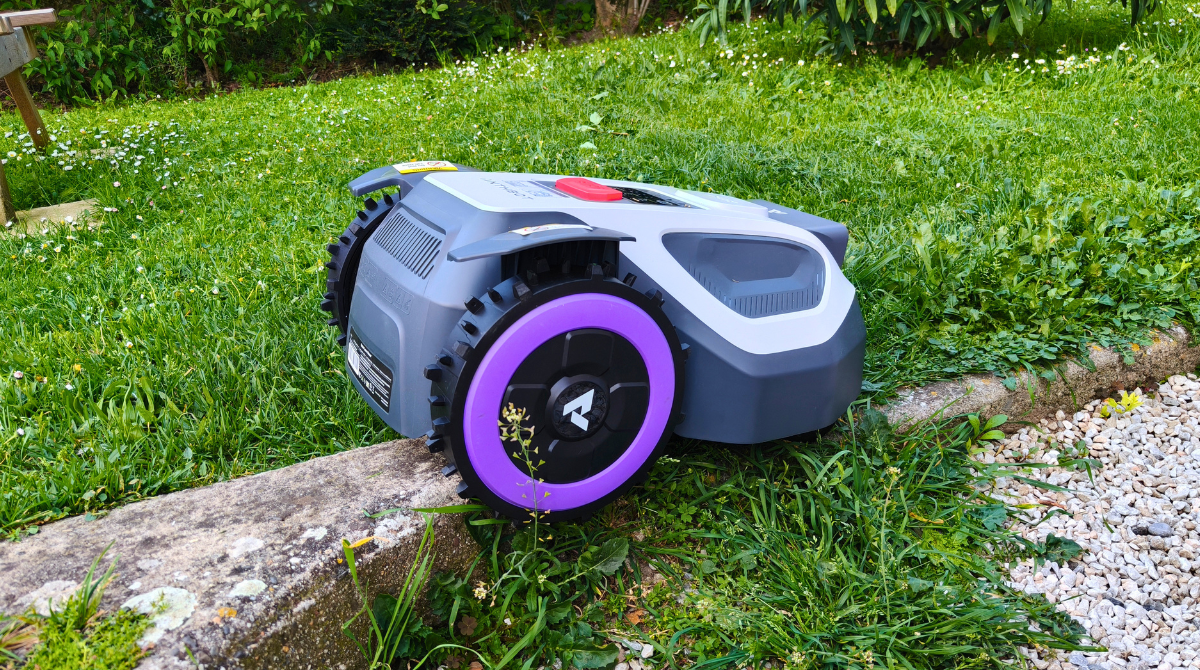 Anthbot M9 coincé sur une bordure