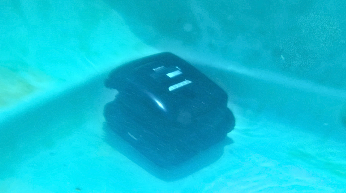 Beatbot AquaSense X sous l'eau en mode fond