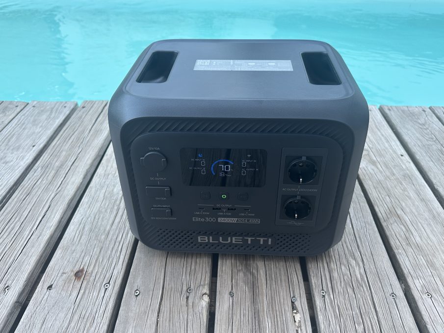 notre avis sur la Bluetti Elite 300 - decor piscine
