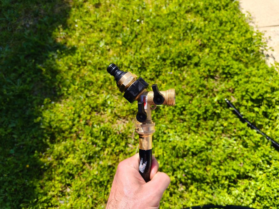 adaptateur en t au bout du tuyau d'arrosage