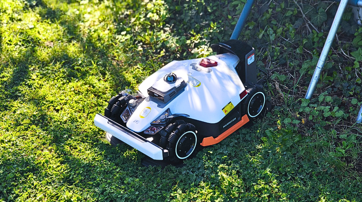 Luba 3 AWD branché à sa station