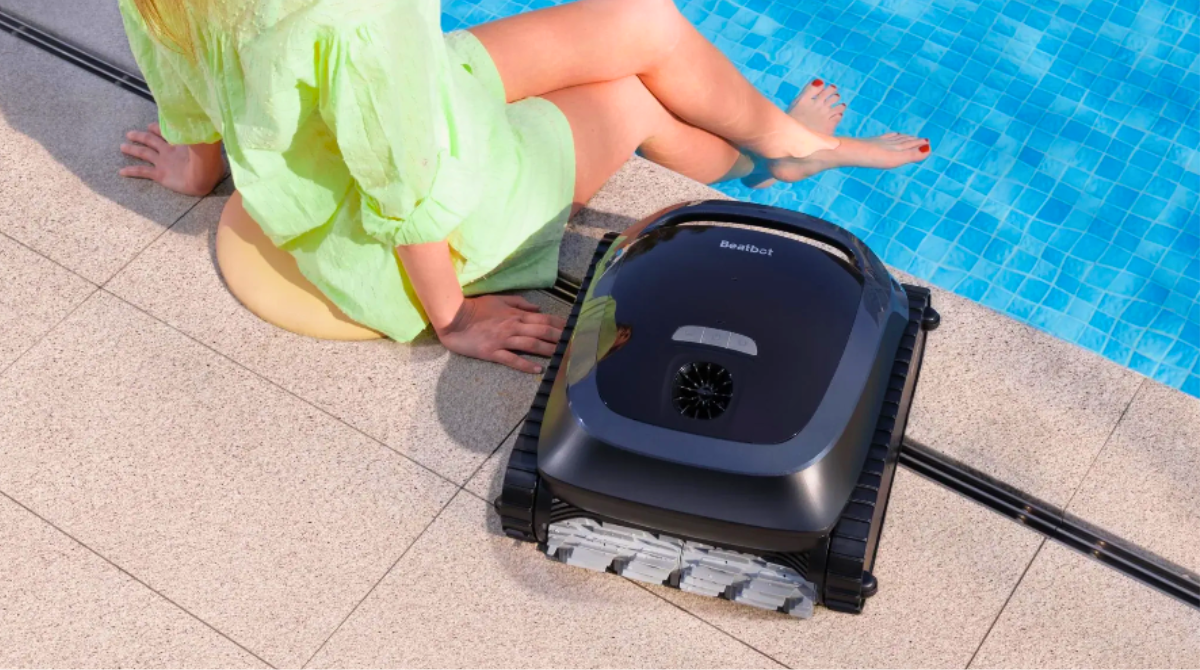 Beatbot AquaSense 2 à côté d'une piscine