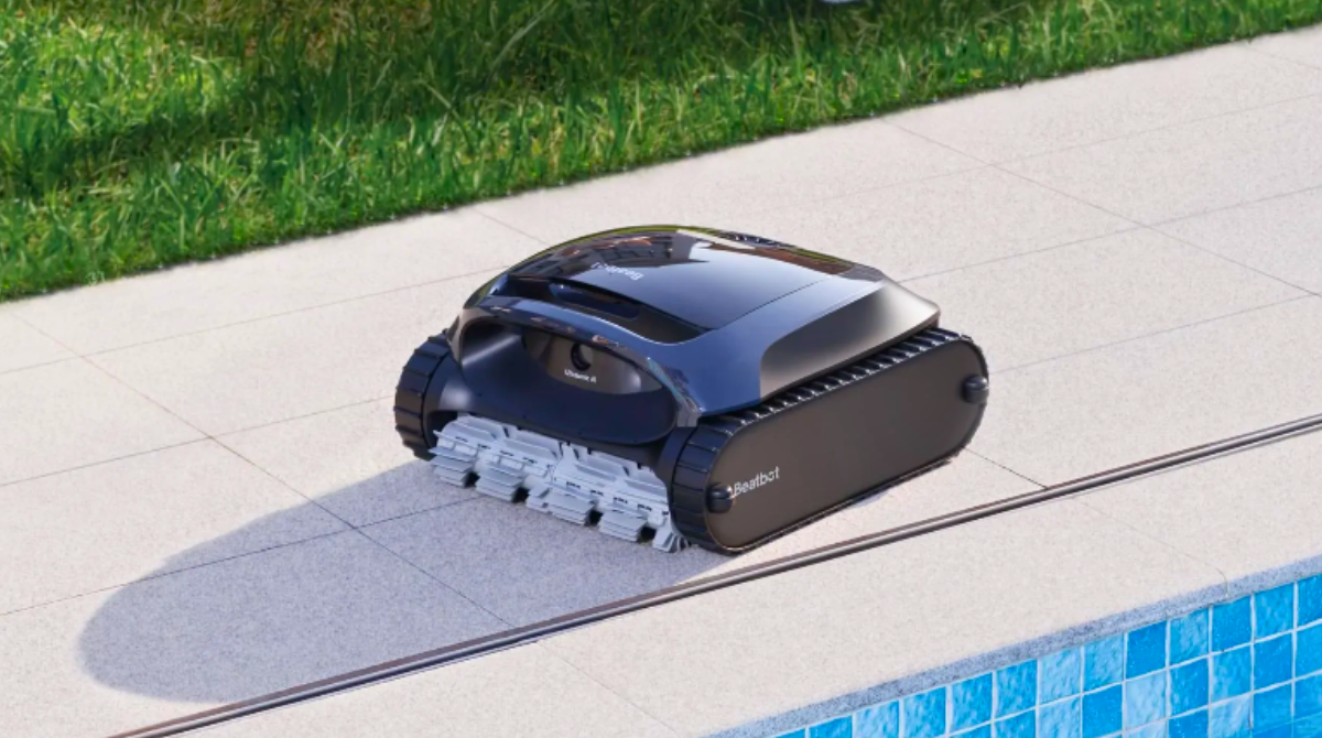 Beatbot AquaSense 2 pro posé à côté d'une piscine