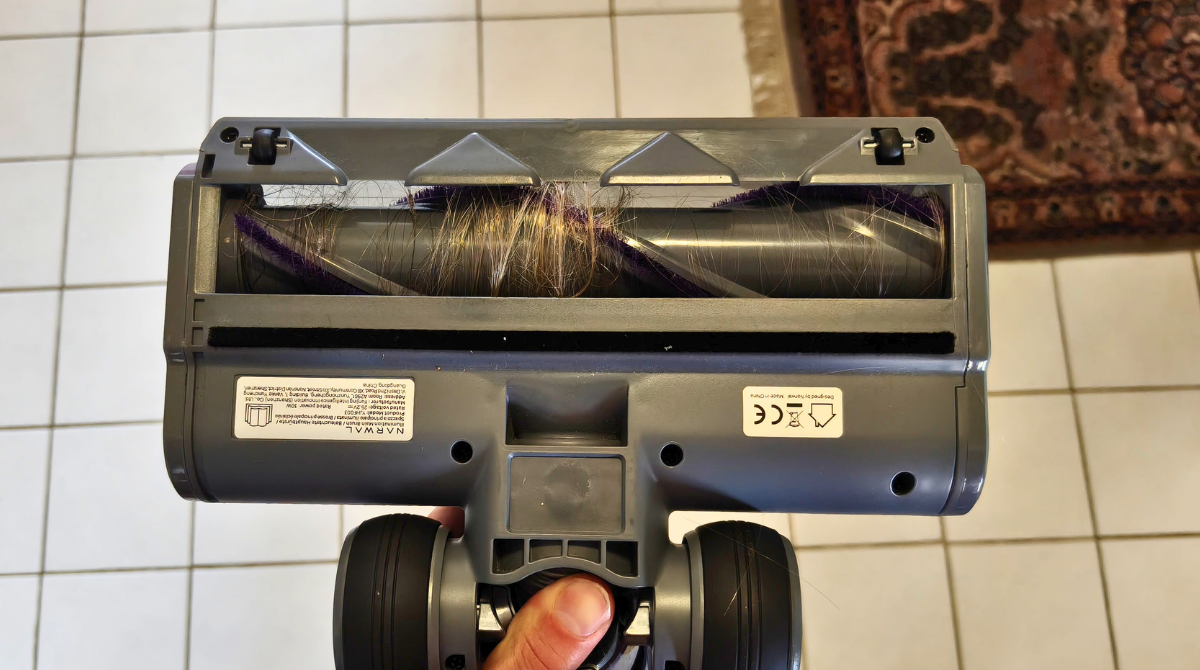 Cheveux enroulés dans la brosse principale du Narwal V40