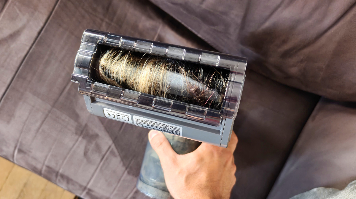 Cheveux enroulés dans la mini-brosse motorisée du Narwal V40