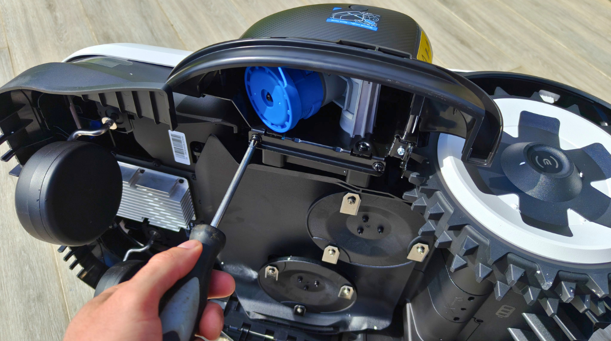 Ecovacs A3000 assemblage du coupe-bordure