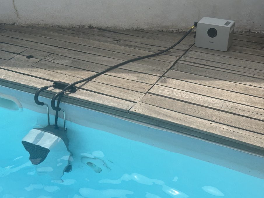 igarden swim jet x branché à sa batterie, piscine au sel