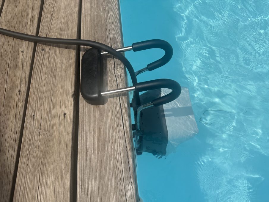 igarden swim jet x posé sur le bord de la piscine