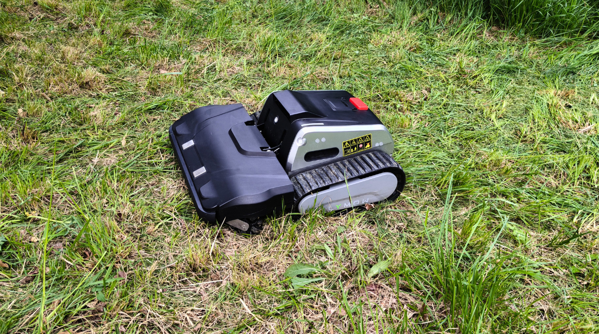 Lymow One Plus dans l'herbe en pente