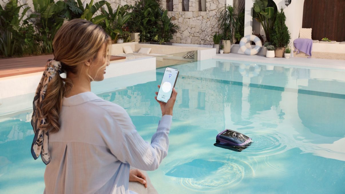 Personne utilisant un robot piscine Beatbot