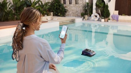 Personne utilisant un robot piscine Beatbot