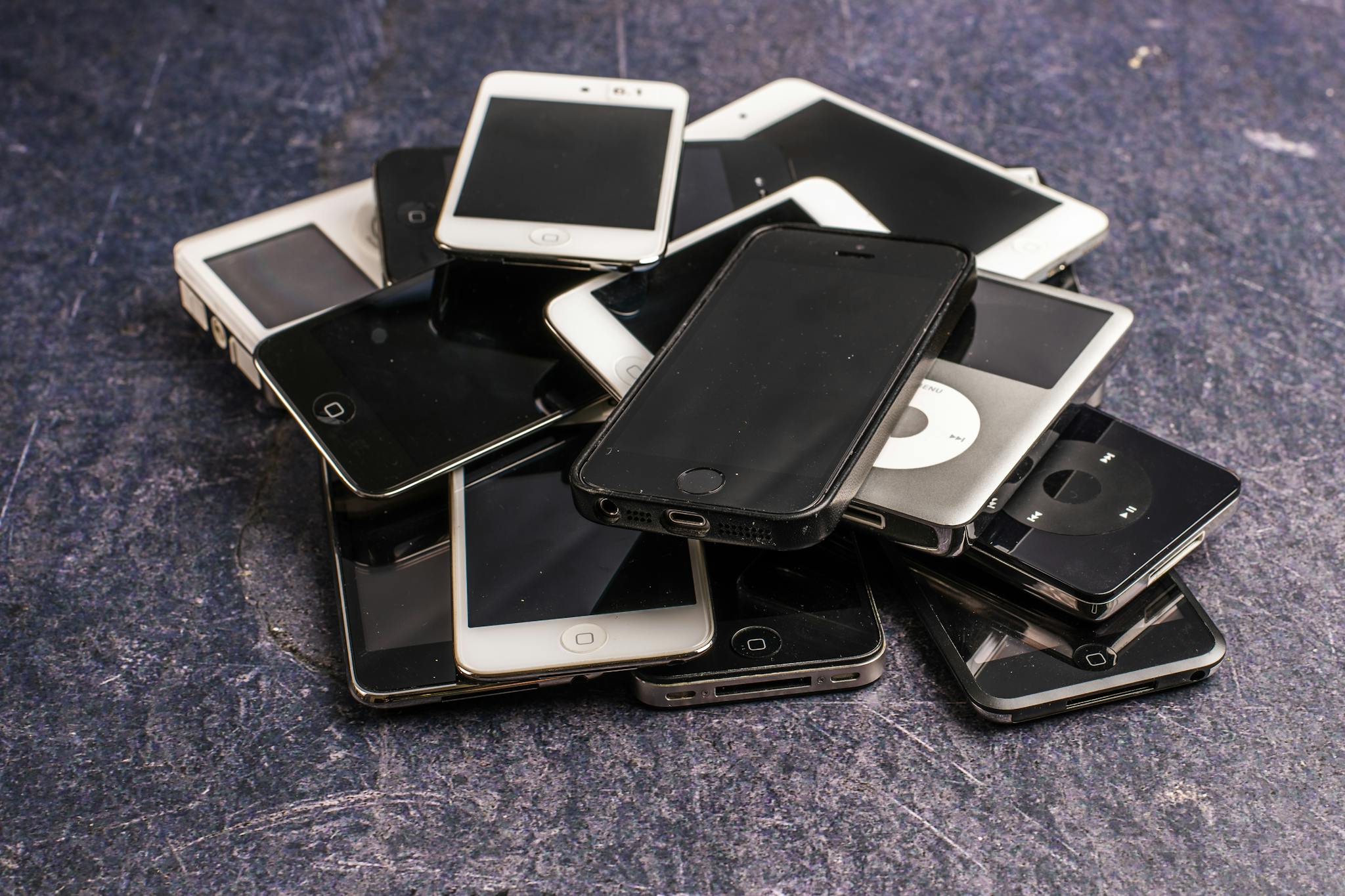 Tas de smartphones et appareils usagés