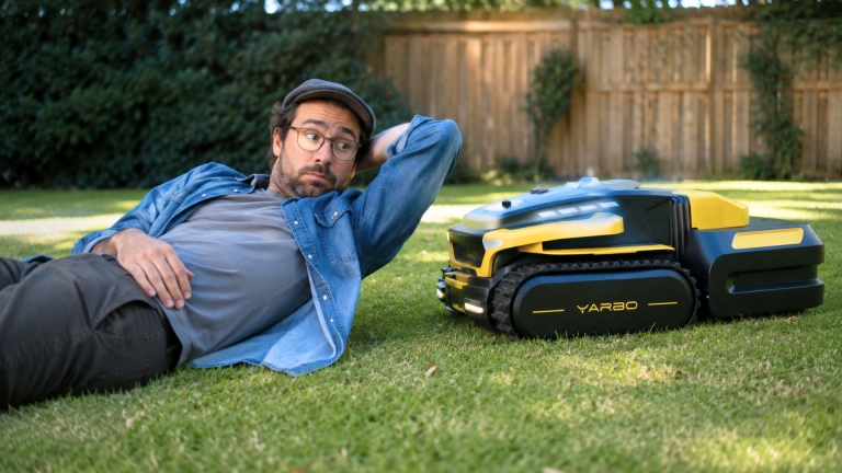 Yarbo et un journaliste qui teste la sécurité du robot