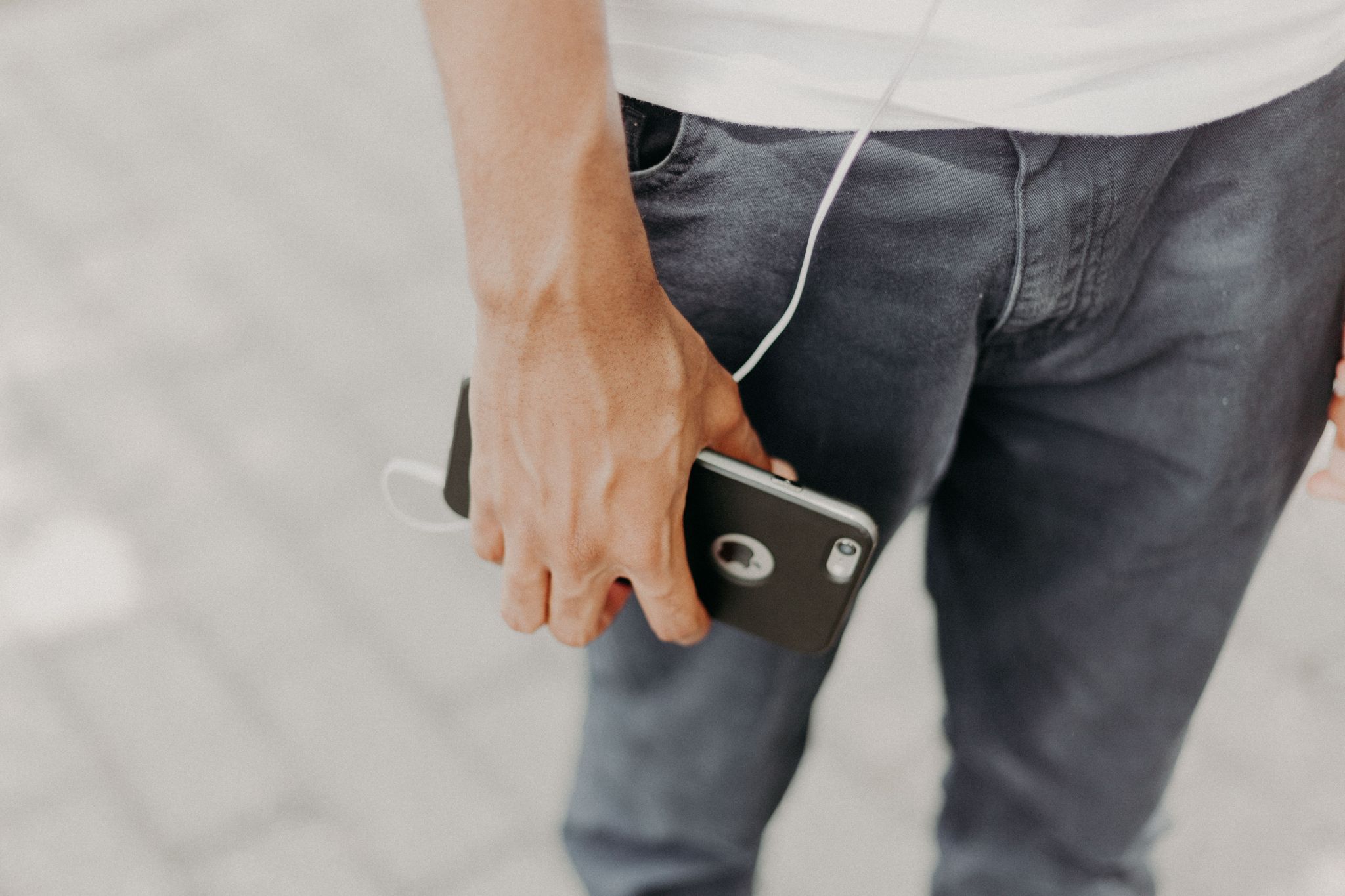 Homme tenant un téléphone près de sa poche