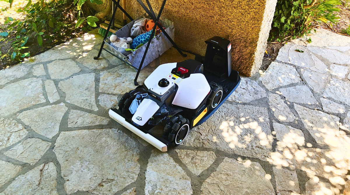 Luba mini 2 AWD qui s'arrime à son dock