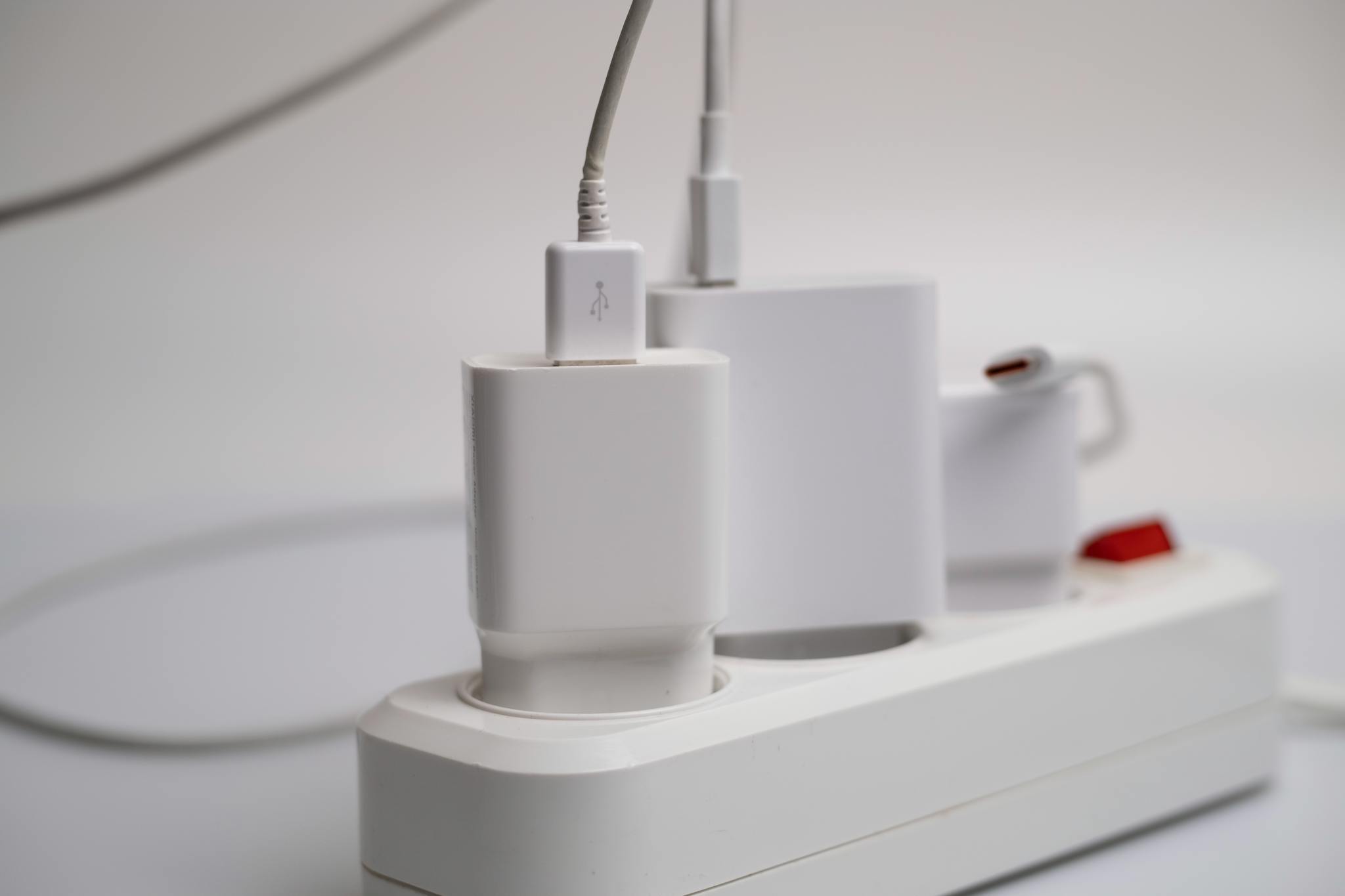 Chargeurs de téléphone sur une multiprise