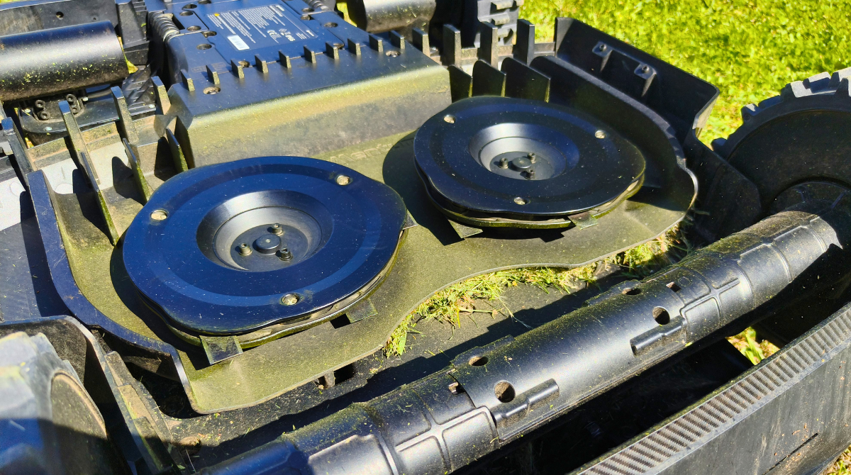 Navimow X4 herbe sous le plateau