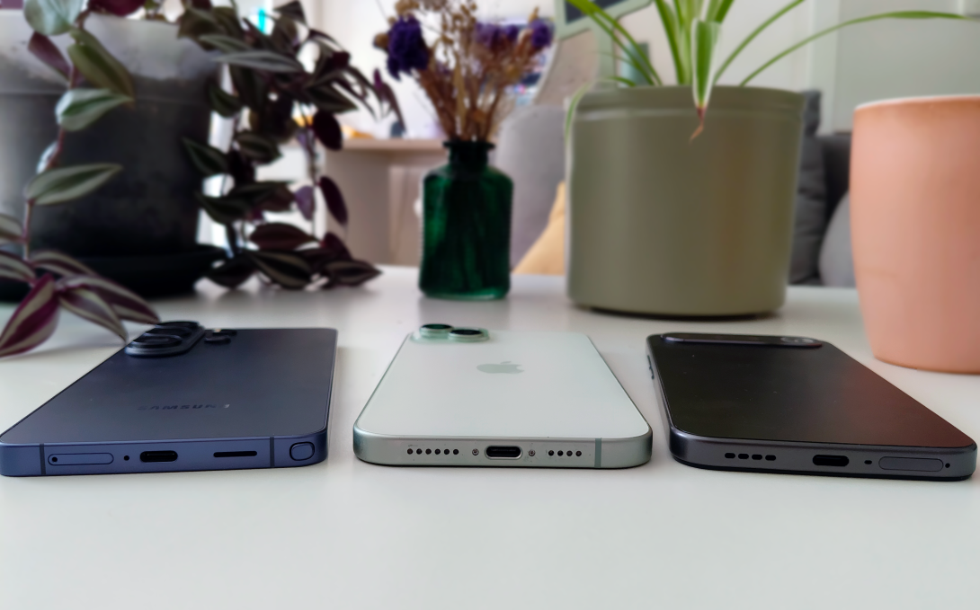 Le port de charge de trois smartphones