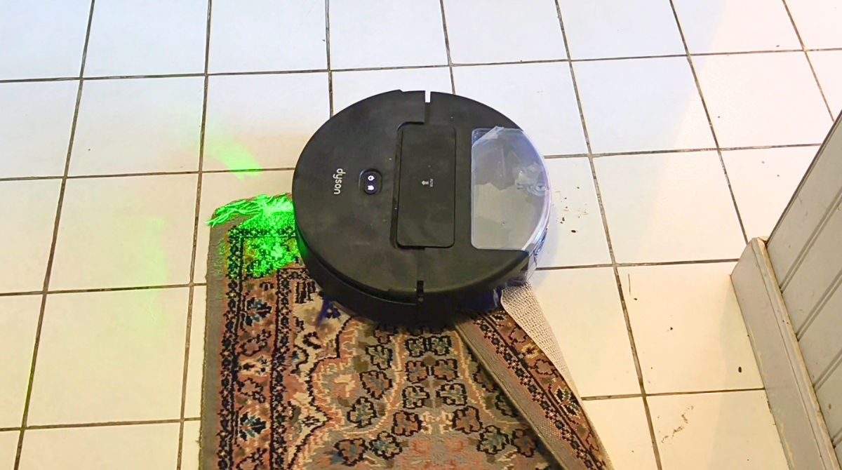 spot+scrub ai soulève un tapis
