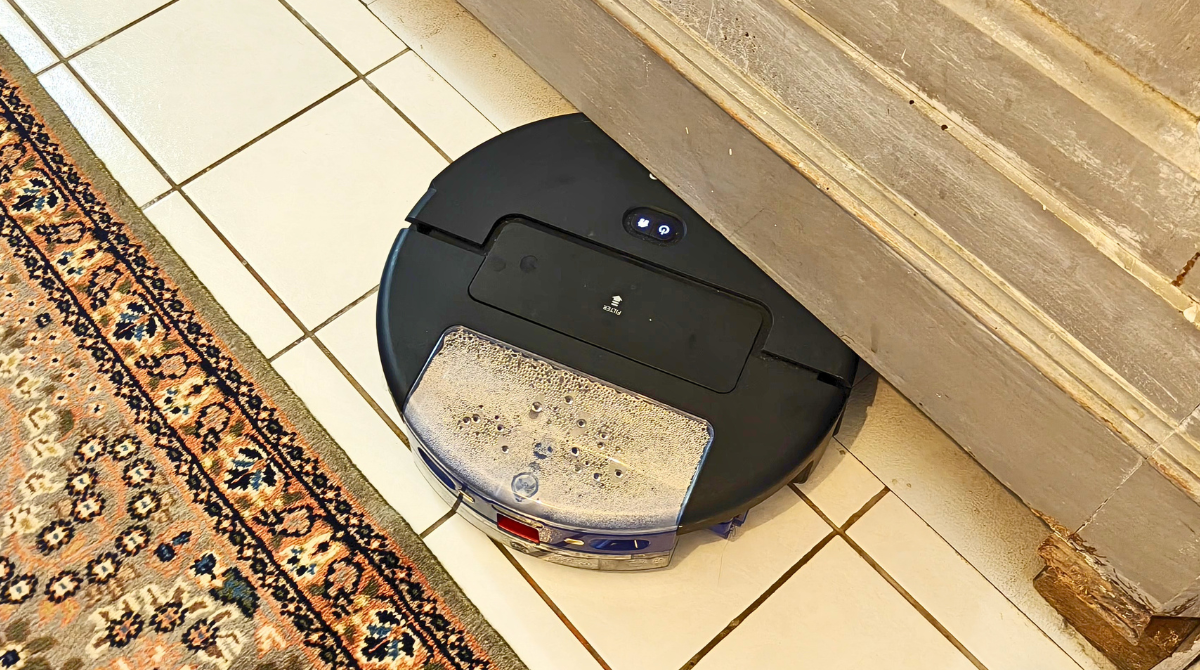 spot+scrub ai sous un meuble