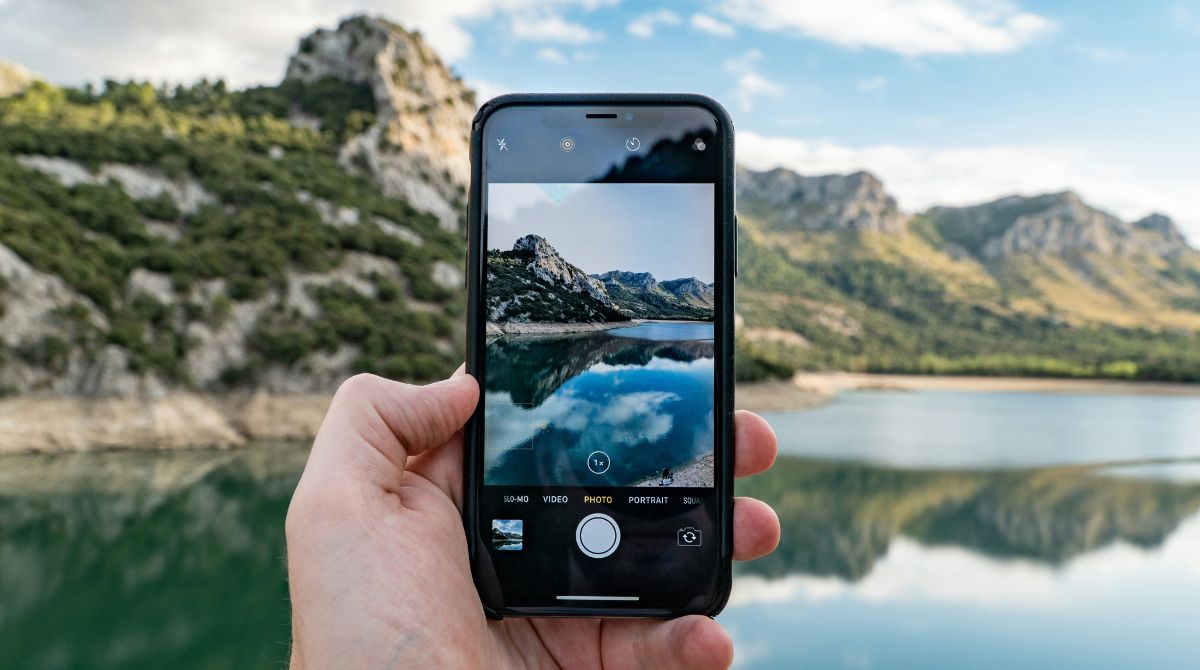photo d'un lac avec un smartphone