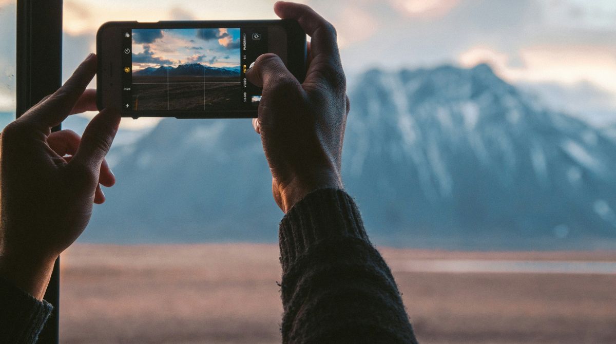 photo d'une montagne avec un smartphone
