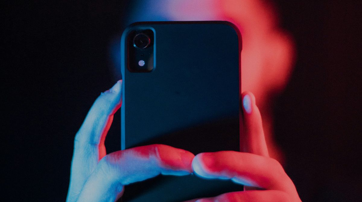 smartphone qui prend une photo de dos