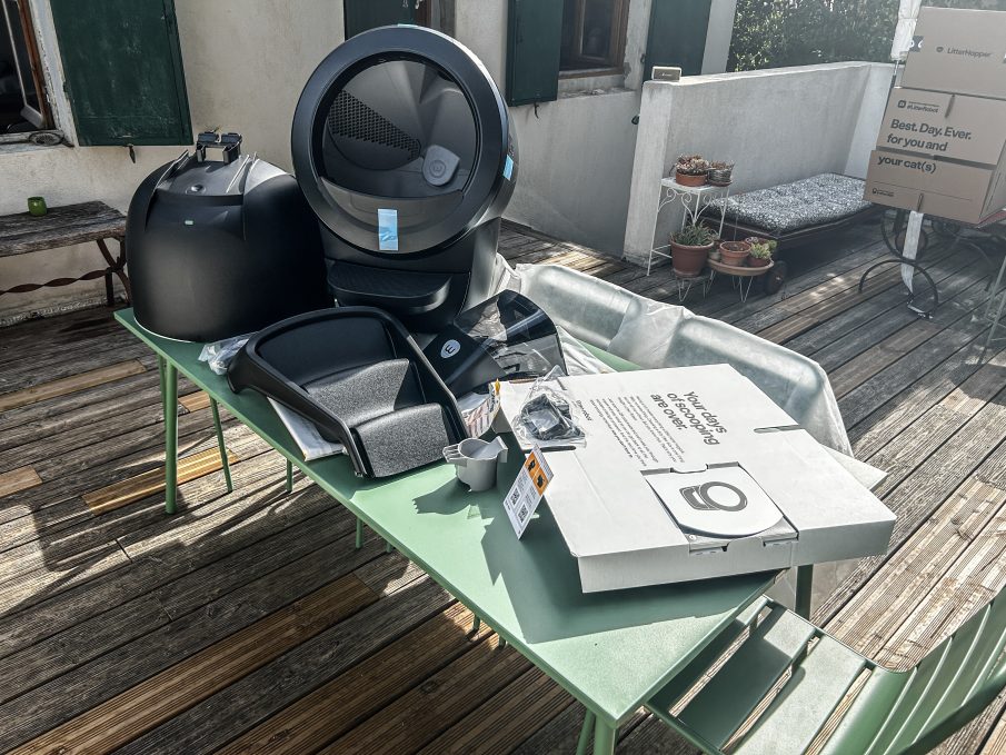 unboxing Whisker Litter-Robot 4