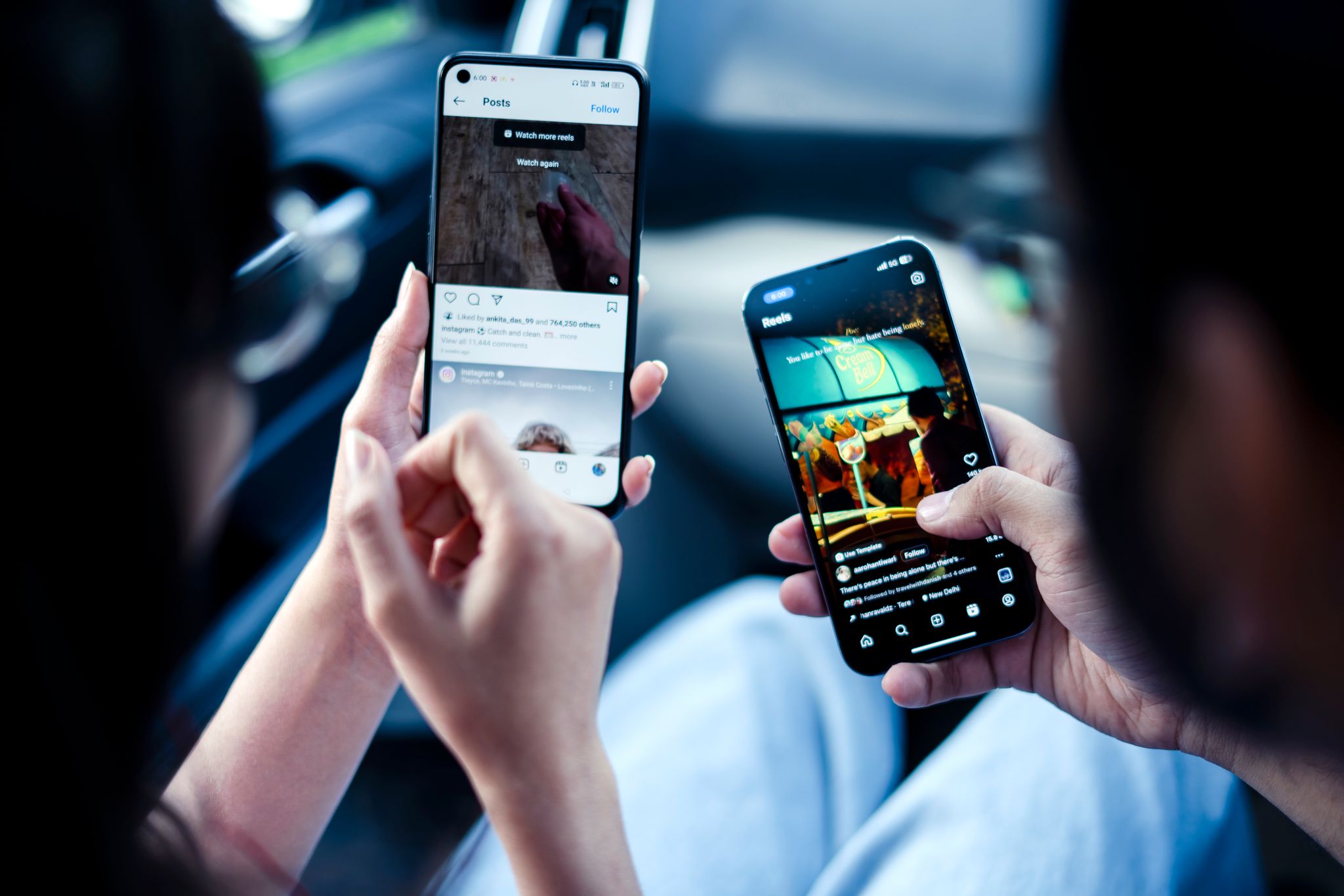 Deux personnes utilisant leur téléphone