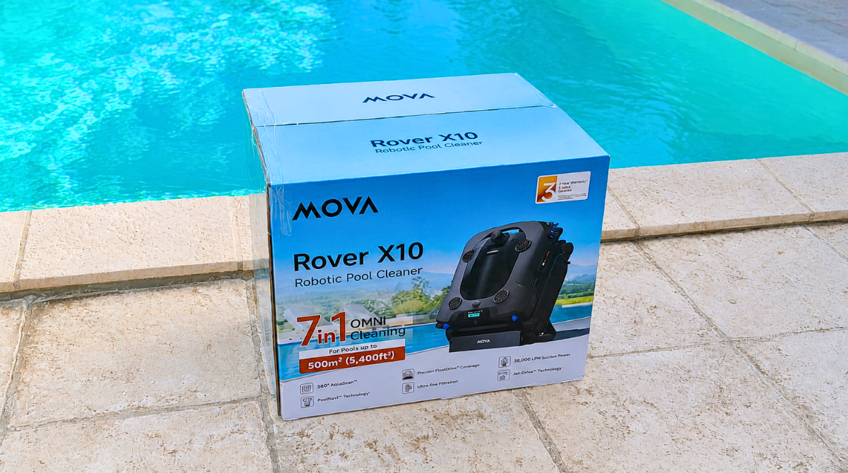 Boîte MOVA Rover X10 devant un bassin