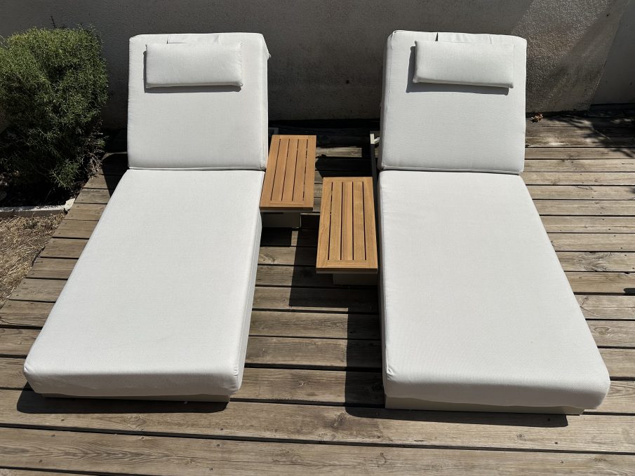 chaise longue en aluminium exterieur qualite coussin epais et tablette en teck Homary Tevara
