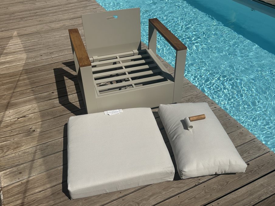 fauteuil pivotant Homary Tevara vue terrasse piscine