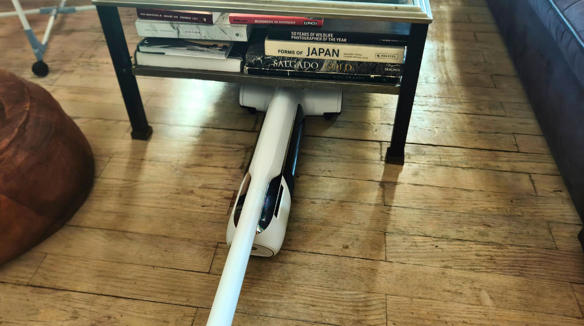 Rowenta X-Clean 12 sous une table basse