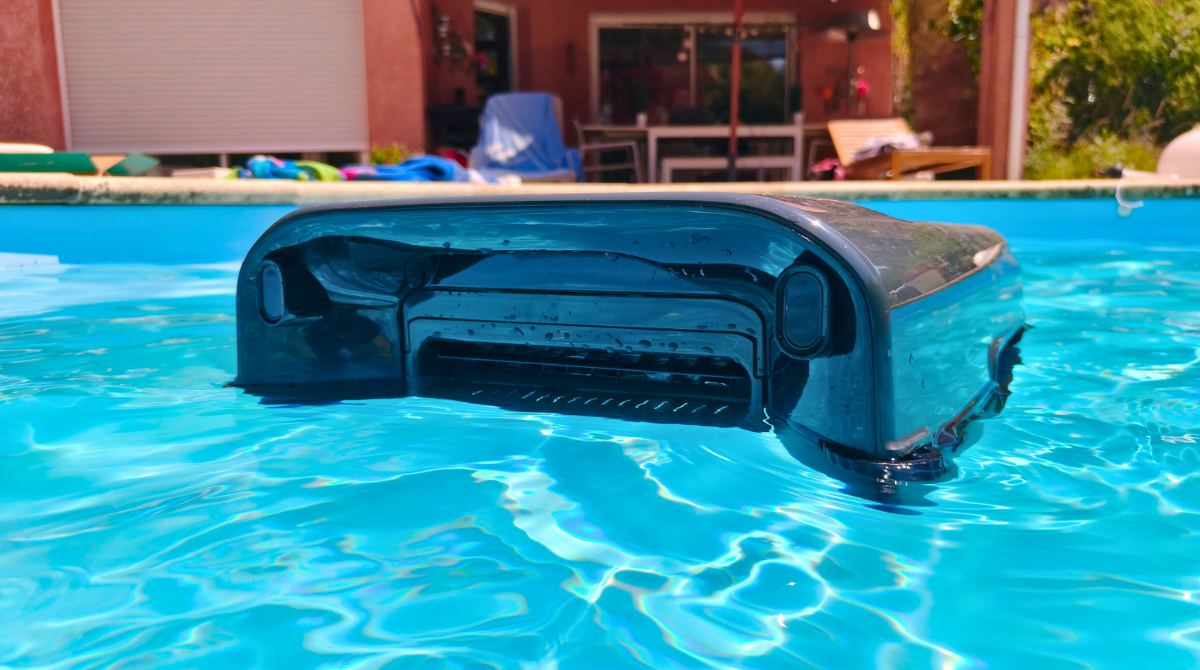 Aiper EcoSurfer S2 dans l'eau vu de près