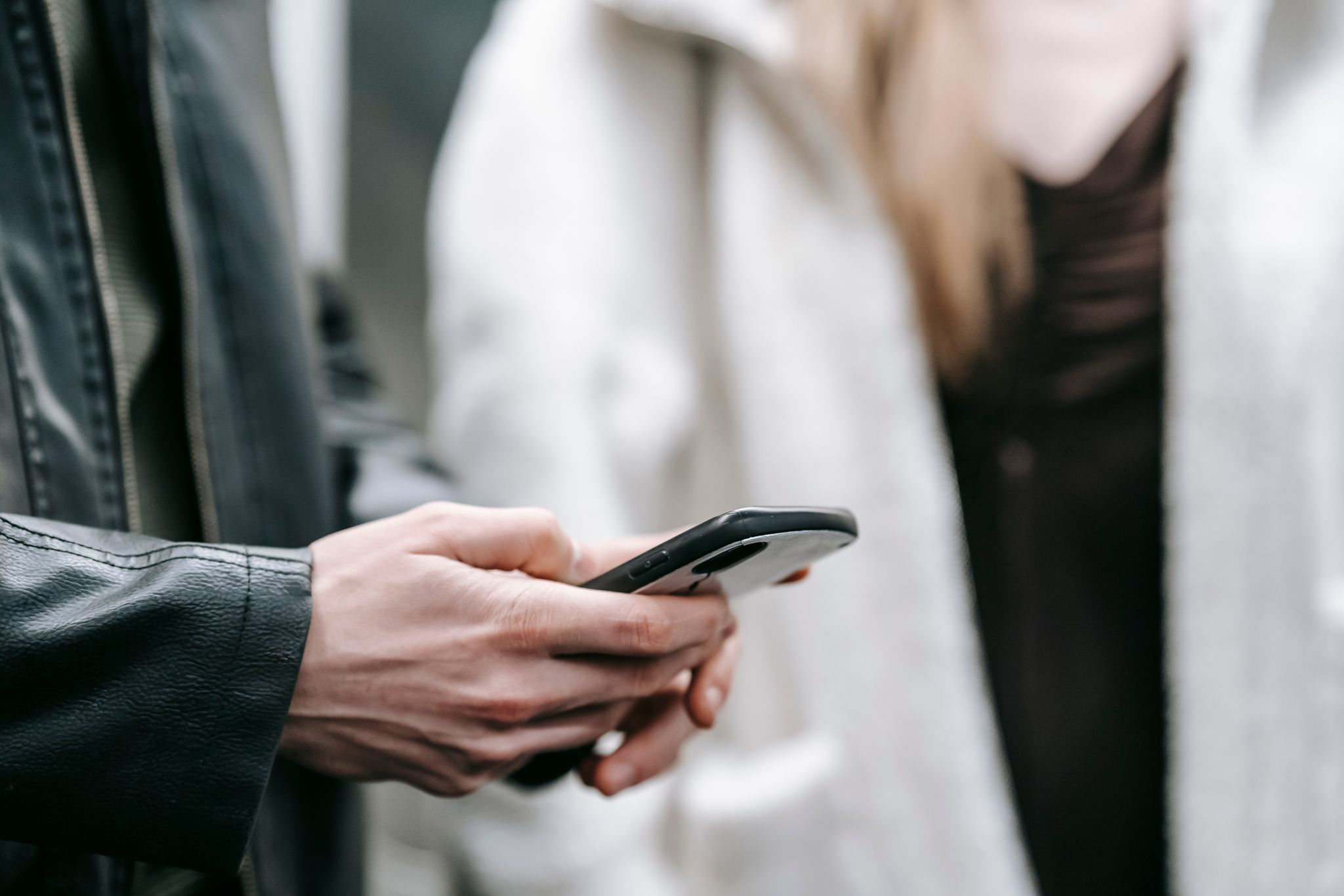 Personne envoyant textos