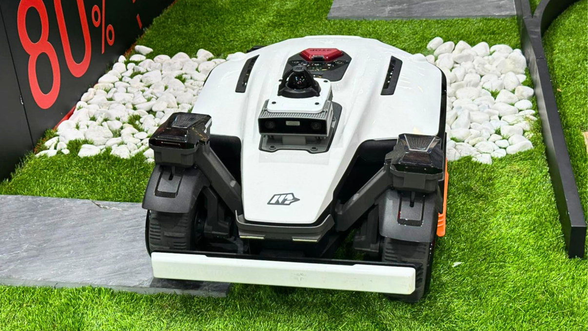 Mammotion LUBA 4 AWD vu de face